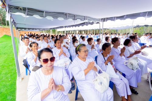 ภาพ No.239371:วันอาทิตย์ที่ 17 สิงหาคม พ.ศ. 2568 พิธีกดปุ่มอัญเชิญรูปเหมือน พระมงคลเทพมุนี (สด จันทสโร)  ณ มหาวิหารแก้วพระมงคลเทพมุนี  ศูนย์ปฏิบัติธรรมแก้วเมืองเลย