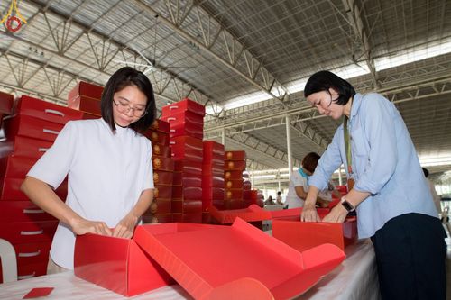 ภาพ No.212235:วันพุธที่ 19 มีนาคม พ.ศ. 2568 การบรรจุไทยธรรมลงกล่องสำเร็จ 43,500 กล่อง เพื่อถวายแด่พระสังฆาธิการ 40,000 กว่าวัดทั่วไทย ในวันคุ้มครองโลก 22 เมษายน พ.ศ. 2568 ณ บ้านแก้วเรือนทองคุณยายฯ วัดพระธรรมกาย