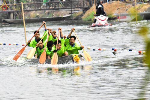 ภาพ No.123826:ขบวนพาเหรดเรือในพิธีเปิดโครงการแข่งขันเรือพาย อบต.คลองสาม ประจำปี พ.ศ. 2567 วันเสาร์ที่ 17 กุมภาพันธ์ พ.ศ. 2567