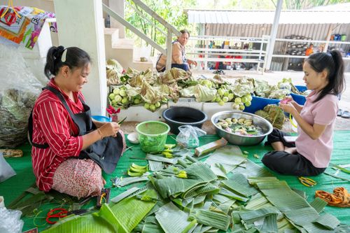 ภาพ No.140313:Photo Story มหัศจรรย์วัดดงดินแดง  EP.8  ภาพการเตรียมงาน การปฎิบัติงาน ของเหล่าผู้ทุ่มเทและเสียสละ เพื่อความสำเร็จของความมหัศจรรย์ ณ วัดดงดินแดง ต.ม่อนจอง อ.อมก๋อย จ.เชียงใหม่ วันที่ 1-7 เมษายน พ.ศ. 2567