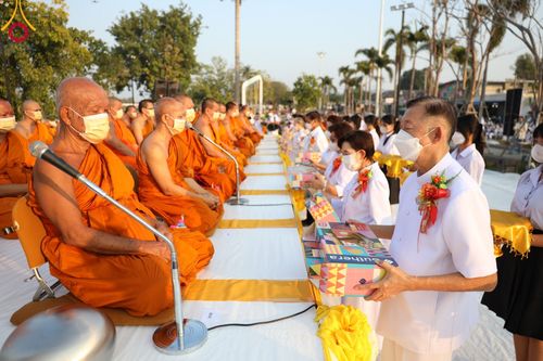 ภาพ No.101744:ตักบาตรพระ 10,000 รูป เติมบุญให้แผ่นดิน เนื่องในโอกาส 192 ปี จังหวัดกาญจนบุรี หนึ่งในโครงการตักบาตรพระ 2,000,000 รูป  77 จังหวัดทุกวัดทั่วไทย วันจันทร์ที่ 11 ธันวาคม พ.ศ. 2566 บริเวณถนนสองแคว (SKY WALK) เมืองกาญจนบุรี