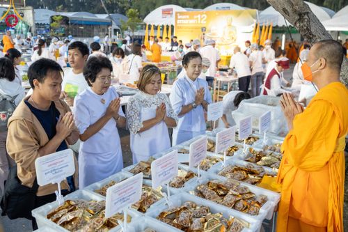 ภาพ No.108431:ถวายภัตตาหารเป็นสังฆทาน แด่คณะพระธรรมยาตราฯ ในโครงการธรรมยาตรากตัญญูบูชา มหาปูชนียาจารย์ พระมงคลเทพมุนี(สด จนฺทสโร) พระผู้ปราบมาร อนุสรณ์สถาน 7 แห่ง ปีที่ 12 วันที่ 7 มกราคม พ.ศ. 2567 ณ อนุสรณ์สถานโลตัสแลนด์ จ.สุพรรณบุรี