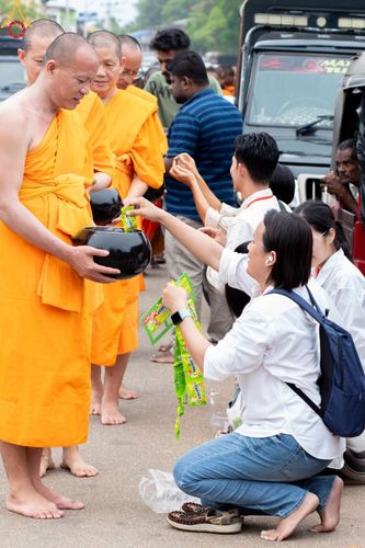 ภาพ No.139392:พิธีตักบาตรรอบเมืองดัมบุลล่า เทศกาลวิสาขบูชาแห่งชาติ ศรีลังกา เมื่อวันที่ 16 พฤษภาคมที่ผ่านมา คณะสงฆ์จากวัดพระธรรมกาย และคณะพระภิกษุสามเณรศรีลังกา ในโครงการสยาม-ลังกา ธรรมยาตรา ฉลองเทศกาลวิสาขบูชาแห่งชาติ ศรีลังกา บูชาธรรม 80 ปีหลวงพ่อธัมมชโย