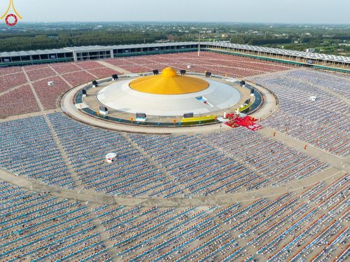 ภาพ No.219557:วันอังคารที่ 22 เมษายน พ.ศ. 2568 พิธีถวายมหาสังฆทานคณะสงฆ์ 40,000 กว่าวัดทั่วประเทศ เนื่องในวันคุ้มครองโลก ณ วัดพระธรรมกาย จ.ปทุมธานี