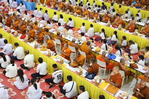 ภาพ No.178811:พิธีถวายมหาสังฆทาน 340 วัด จังหวัดบุรีรัมย์ ณ วัดกลางพระอารามหลวง จังหวัดบุรีรัมย์ โดยคณะศิษยานุศิษย์บูชาธรรม 80 ปี หลวงพ่อธัมมชโย วันที่ 15 ตุลาคม พ.ศ. 2567