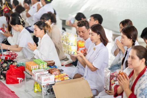 ภาพ No.61983:ตักบาตรฉลองสามเณรใหม่ มัชฌิมธรรมทายาท ณ วิหารคด คอร์ 9 วัดพระธรรมกาย วันที่ 15 เมษายน พ.ศ. 2567