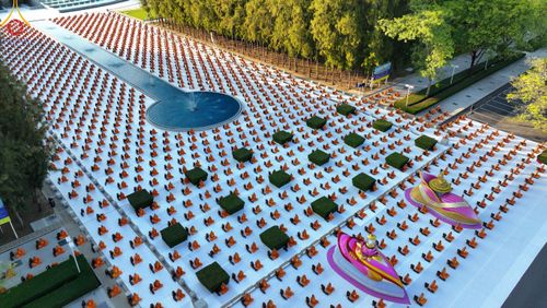 ภาพ No.104372:พระธรรมยาตราร่วมปฏิบัติธรรม และถ่ายภาพหมู่ประวัติศาสตร์ หน้ามหาวิหารพระมงคลเทพมุนี วันที่ 27 ธันวาคม พ.ศ. 2566