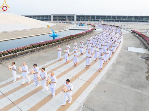 ภาพ No.214929:วันเสาร์ที่ 5 เมษายน พ.ศ. 2568 พิธีเวียนประทักษิณรอบพระมหาธรรมกายเจดีย์  พิธีวันทาเจดีย์ พิธีขอขมาและมอบผ้าไตร ในโครงการบรรพชาสามเณรฟื้นฟูพระพุทธศาสนาทั่วไทย , โครงการหน่อแก้วเปรียญธรรม รุ่นที่ 13 ,  โครงการสามเณรยุวธรรมทายาท รุ่นที่ 33 , โครงการสามเณรมั