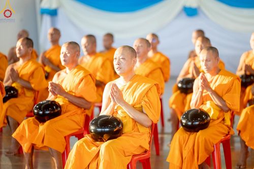 ภาพ No.221954:วันที่ 4 พฤษภาคม พ.ศ. 2568 พิธีตักบาตร เนื่องในวันอาทิตย์ต้นเดือน ณ บ้านแก้วเรือนทองคุณยายฯ วัดพระธรรมกาย