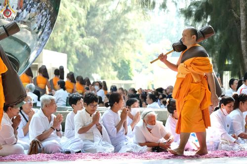 ภาพ No.193236:พิธีต้อนรับพระธรรมยาตรา ณ อนุสรณ์สถาน สถานที่เกิดในเพศสมณะ วัดสองพี่น้อง อำเภอสองพี่น้อง จังหวัดสุพรรณบุรี ในโครงการธรรมยาตรา กตัญญูบูชา มหาปูชนียาจารย์ พระมงคลเทพมุนี(สด จนฺทสโร) พระผู้ปราบมาร อนุสรณ์สถาน 7 แห่ง ปีที่ 13 วันที่ 11 มกราคม พ.ศ. 2568
