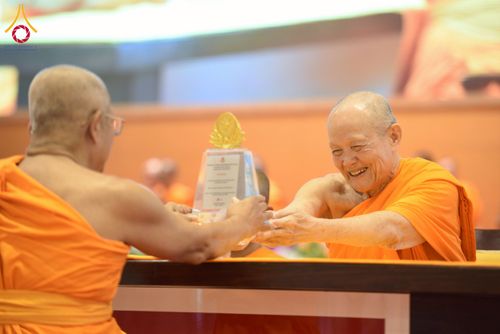 ภาพ No.232130:วันอาทิตย์ที่ 6 กรกฏาคม พ.ศ. 2568 พิธีมอบโล่เกียรติคุณ สวดธัมมจักกัปปวัตตนสูตร และรางวัลโครงการผู้นำแสงสว่างออนไลน์ ณ ห้องแก้วสารพัดนึก1 สภาธรรมกายสากล วัดพระธรรมกาย