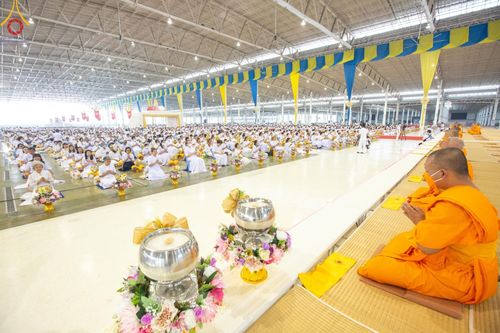 ภาพ No.123713:พิธีถวายโคมมาฆประทีป น้อมถวายเป็นพุทธบูชา แด่คณะพระภิกษุ สามเณร  ณ วัดพระธรรมกาย จ.ปทุมธานี วันเสาร์ที่ 17 กุมภาพันธ์ พ.ศ. 2567