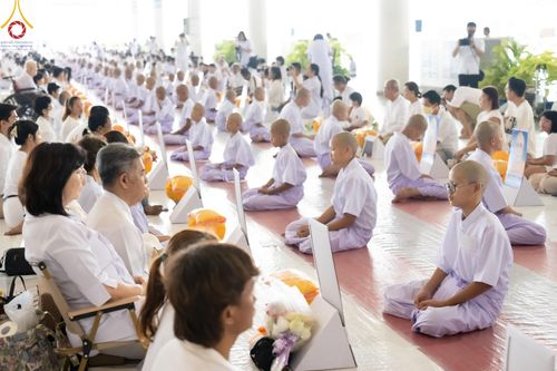 ภาพ No.133885:พิธีขอขมามอบผ้าไตร โครงการบรรพชาสามเณร ศูนย์อบรมวัดพระธรรมกาย ณ วัดพระธรรมกาย วันเสาร์ที่ 6 เมษายน พ.ศ. 2567