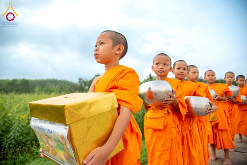 ภาพ No.217915:วันศุกร์ที่ 11 เมษายน พ.ศ. 2568 พระและสามเณร 99 รูป จากศูนย์ปฏิบัติธรรมระยอง(บ้านช่องลม) บิณฑบาต ณ ทุ่งปอเทือง ต.บางบุตร อ.บ้านค่าย จ.ระยอง เพื่อเป็นการฝึกสามเณรภาคฤดูร้อน ผ่านกิจวัตรบิณฑบาตในพื้นที่ชุมชน