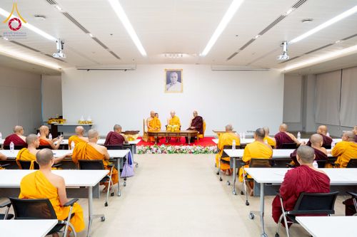 ภาพ No.222691:วันที่ 23 เมษายน พ.ศ. 2568 หลวงพ่อทัตตชีโวต้อนรับคณะสงฆ์เนปาล ณ อาคาร 100 ปี คุณยายมหารัตนอุบาสิกาจันทร์ ขนนกยูง วัดพระธรรมกาย