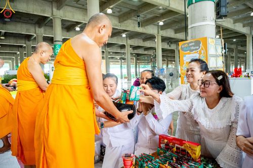 ภาพ No.142306:พิธีตักบาตรฉลองพระใหม่ ในโครงการอุปสมบทหมู่รุ่นผู้บริหาร  ณ วิหารคด วัดพระธรรมกาย วันอาทิตย์ที่ 23 มิถุนายน พ.ศ.2567