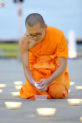 ภาพ No.240957:วันพุธที่ 27 สิงหาคม พ.ศ. 2568 พิธีจุดประทีป ในวันธรรมชัย ณ วัดพระธรรมกาย