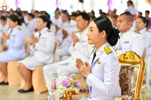 ภาพ No.138940:กิจกรรมเฉลิมพระเกียรติ สมเด็จพระนางเจ้าฯ พระบรมราชินี เนื่องในโอกาสวันเฉลิมพระชนมพรรษา พิธีเจริญพระพุทธมนต์ , ทำบุญตักบาตรพระสงฆ์ ถวายพระราชกุศล , พิธีถวายเครื่องราชสักการะ , และพิธีจุดเทียนถวายพระพรชัยมงคล วันที่ 3 มิถุนายน พ.ศ. 2567 ณ อาคารโถงช้าง วัดพ