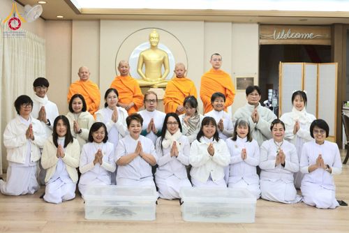 ภาพ No.213412:วันอาทิตย์ที่ 16 มีนาคม พ.ศ. 2568 พิธีบุพเปตพลี, ถวายภัตตาหาร, ปล่อยปลา วัดพระธรรมกายคานากาว่า ประเทศญี่ปุ่น