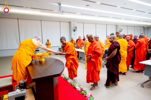 ภาพ No.222538:วันที่ 21 เมษายน พ.ศ. 2568 หลวงพ่อทัตตชีโวต้อนรับคณะสงฆ์ศรีลังกา ณ อาคาร 100 ปี คุณยายมหารัตนอุบาสิกาจันทร์ ขนนกยูง วัดพระธรรมกาย