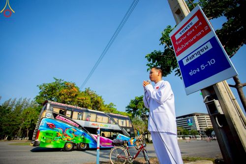 ภาพ No.219253:บรรยากาศการเดินทางเข้าวัดพระธรรมกาย , การต้อนรับปฏิสันถาร , การฉันภัตตาหารเช้า , การลงทะเบียนพระสังฆาธิการ  เนื่องในวันคุ้มครองโลก พิธีถวายมหาสังฆทานคณะสงฆ์ 40,000 กว่าวัดทั่วประเทศ ณ วัดพระธรรมกาย