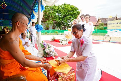 ภาพ No.140426:พิธีตอกเสาเข็มเป็นปฐมฤกษ์ เพื่อสร้างกุฎิและหอสวดมนต์ และพิธีทอดผ้าป่าบำรุงวัด ณ วัดกลางธนรินทร์ ต.บ้านแป้ง อ.พรหมบุรี จ.สิงห์บุรี วันอาทิตย์ที่ 9 มิถุนายน พ.ศ.2567