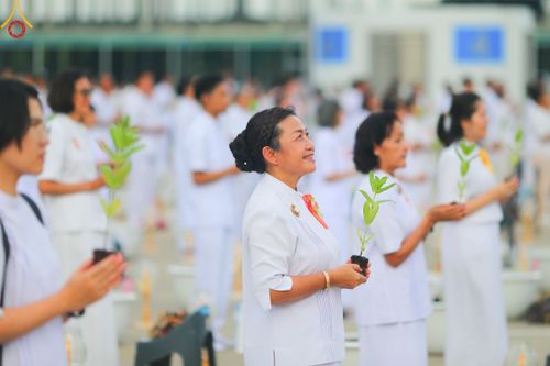 ภาพ No.160400:พิธีปลูกต้นทรัพย์บานชื่น ณ ลานธรรม พระมหาธรรมกายเจดีย์ วัดพระธรรมกาย จ.ปทุมธานี วันพฤหัสบดีที่ 10 ตุลาคม พ.ศ. 2567