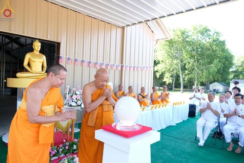 ภาพ No.142901:พิธีเจริญพระพุทธมนต์ โปรยรัตนชาติ เพื่อความเป็นสิริมงคล  ณ พื้นที่ก่อสร้างอาคารปฏิบัติธรรม “แก้วธรรมชัยรัตนอนันต์”  วัดพระธรรมกายเทนเนสซี ประเทศสหรัฐอเมริกา วันอังคารที่ 2 กรกฎาคม พ.ศ. 2567