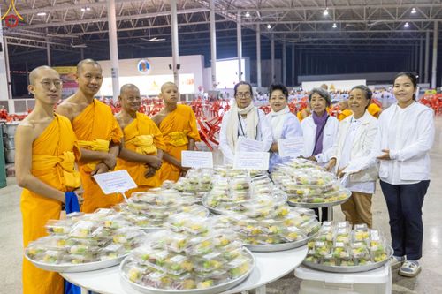 ภาพ No.188148:พิธีถวายภัตตาหารเป็นสังฆทาน แด่พระธรรมยาตรา ในโครงการธรรมยาตรา กตัญญูบูชา มหาปูชนียาจารย์ พระมงคลเทพมุนี(สด จนฺทสโร) พระผู้ปราบมาร อนุสรณ์สถาน 7 แห่ง ปีที่ 13 ณ สภาธรรมกายสากล วัดพระธรรมกาย วันที่ 2 มกราคม พ.ศ. 2568
