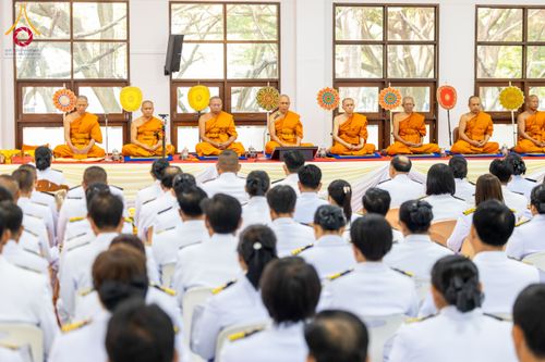 ภาพ No.179575:พิธีเจริญพระพุทธมนต์ พิธีทำบุญตักบาตรถวายพระราชกุศล และพิธีวางพานพุ่มดอกไม้ถวายราชสักการะ  แด่พระบาทสมเด็จพระบรมชนกาธิเบศร มหาภูมิพลอดุลยเดชมหาราช บรมนาถบพิตร เนื่องในวันคล้ายวันพระบรมราชสมภพ วันชาติ และวันพ่อแห่งชาติ วันพฤหัสบดีที่ 5 ธันวาคม พ.ศ. 2567 ณ