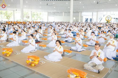 ภาพ No.122846:พิธีสวดพระพุทธมนต์ พิธีทอดผ้าบังสุกุล และพิธีถวายภัตตาหาร เป็นสังฆทานแด่พระภิกษุ สามเณร เนื่องในวันมหาปูชนียาจารย์ วันเสาร์ที่ 3 กุมภาพันธ์ พ.ศ. 2567 ณ หอฉันคุณยายอาจารย์ฯ วัดพระธรรมกาย
