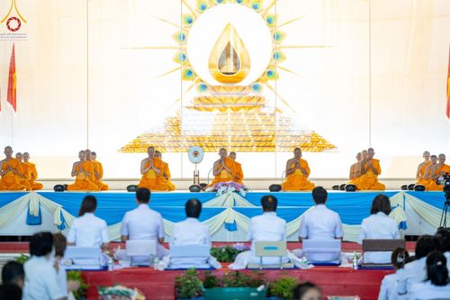 ภาพ No.149882:พิธีตักบาตร , พิธีปฎิบัติธรรม , พิธีถวายภัตตาหารเมนูสวรรค์ ในพรรษาแห่งการเข้าถึงธรรม วันธรรมชัย วันอังคารที่ 27 สิงหาคม พ.ศ.2567 ณ สภาธรรมกายสากล วัดพระธรรมกาย