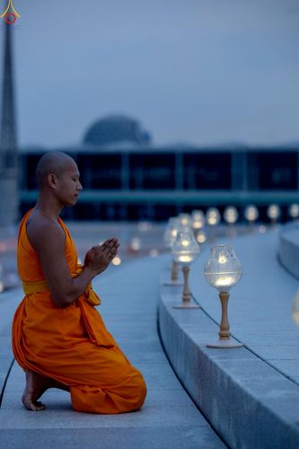 ภาพ No.223940:วันวิสาขบูชา วันอาทิตย์ที่ 11 พฤษภาคม พ.ศ. 2568 พิธีจุดวิสาขประทีป ,  พิธีเวียนประทักษิณรอบพระมหาธรรมกายเจดีย์ , พิธีฉลองชัยสวดมนต์บทธัมมจักกัปปวัตตนสูตร ครบ 7,357,000,000 จบ ณ มหารัตนวิหารคด วัดพระธรรมกาย