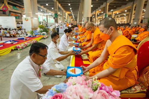 ภาพ No.115450:พิธีตักบาตรฉลองพระใหม่ ในโครงการอุปสมบทหมู่บูชาธรรม 115 ปี คุณยายอาจารย์มหารัตนอุบาสิกาจันทร์ ขนนกยูง วันที่ 19  มกราคม พ.ศ. 2567 ณ มหารัตนวิหารคด วัดพระธรรมกาย