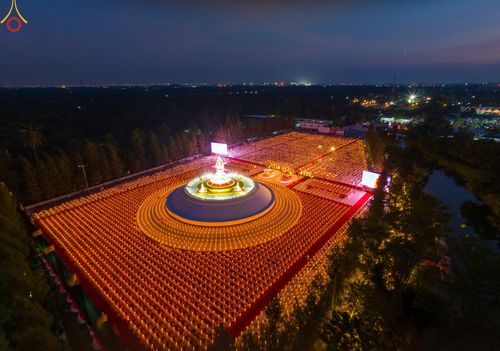 ภาพ No.109792:พิธีจุดประทีปถวายเป็นพุทธบูชา และบูชาธรรมมหาปูชนียาจารย์ วันที่ 10 มกราคม พ.ศ. 2567 ณ อนุสรณ์สถานคลองบางนางแท่น อ.สามพราน จ.นครปฐม