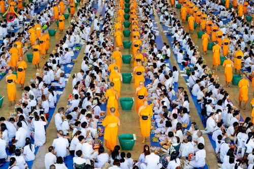 ภาพ No.231998:วันอาทิตย์ที่ 6 กรกฏาคม พ.ศ. 2568 พิธีตักบาตร ข้าวสารอาหารแห้ง  พิธีบูชาข้าวพระ สัมมนาพิเศษราชเหล็ก ณ สภาธรรมกายสากล วัดพระธรรมกาย