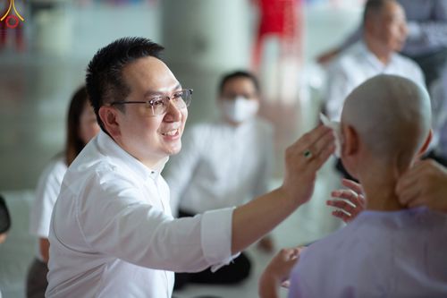 ภาพ No.83769:พิธีตัดปอยผมและปลงผม ในโครงการบรรพชาสามเณร ธรรมทายาทรุ่นโรงเรียนนานาชาติ ณ วัดพระธรรมกาย วันเสาร์ที่ 15 กรกฎาคม พ.ศ.2566