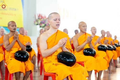 ภาพ No.207213:พิธีตักบาตร และปฏิบัติธรรมช่วงสาย ในวันมาฆบูชา วันพุธที่ 12 กุมภาพันธ์ พ.ศ. 2568 ณ วัดพระธรรมกาย จังหวัดปทุมธานี