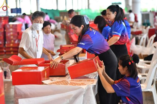 ภาพ No.212003:วันจันทร์ที่ 17 มีนาคม พ.ศ. 2568 บุญบรรจุกล่องไทยธรรม เพื่อถวายแด่พระสังฆาธิการ 40,000 กว่าวัดทั่วไทย ในวันคุ้มครองโลก 22 เมษายน พ.ศ. 2568 ณ บ้านแก้วเรือนทองคุณยายฯ วัดพระธรรมกาย