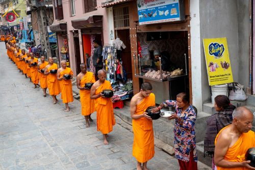 ภาพ No.132515:สามเณรเนปาล บิณฑบาต ย่านทาเมล เมืองกาฐมาณฑุ และเมืองปาฏัน ในโครงการบรรพชา 1,250 รูป ประเทศเนปาล วันที่ 20 มีนาคม พ.ศ. 2567