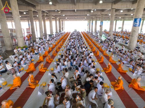 ภาพ No.62537:พิธีถวายบาตรเเละไทยธรรม ในโครงการอุปสมบทหมู่ บูชาธรรมหลวงพ่อธัมมชโย พ.ศ.2567 ณ ลานธรรม พระมหาธรรมกายเจดีย์ วันที่ 13 เมษายน พ.ศ.2567