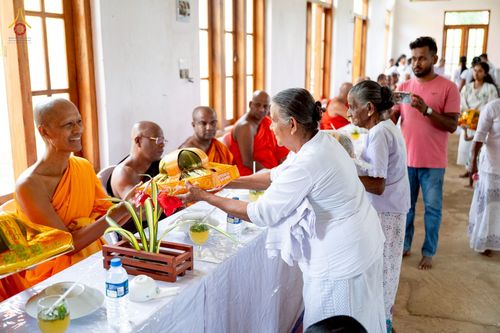 ภาพ No.262977:วันที่ 22 ตุลาคม พ.ศ. 2568 พิธีทอดกฐินสมทบ วัดกัลยาณมิตรต่างประเทศ  บูชาธรรม 81 ปี หลวงพ่อธัมมชโย ณ วัดโกฮอน ราชมหาวิหารายา และวัดศรีสุธรรมมารามายา   เมืองมาตะเล ประเทศศรีลังกา 