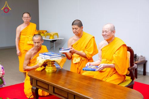 ภาพ No.222921:วันที่ 23 เมษายน พ.ศ. 2568 หลวงพ่อทัตตชีโวต้อนรับคณะสงฆ์จีน ณ อาคาร 100 ปี คุณยายมหารัตนอุบาสิกาจันทร์ ขนนกยูง วัดพระธรรมกาย