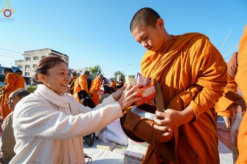 ภาพ No.187127:พิธีตักบาตรพระ ๕๐๐ รูป "สร้างบุญใหญ่ ส่งท้ายปีเก่า ต้อนรับปีใหม่ ๒๕๖๘" วันเสาร์ที่ ๒๘ ธันวาคม พ.ศ. ๒๕๖๗ ณ ถนนหน้าที่ว่าการอำเภอภูเรือ จังหวัดเลย