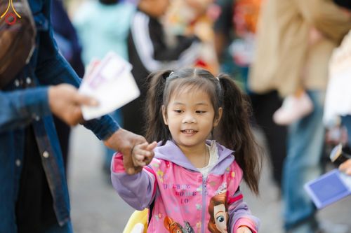 ภาพ No.193843:วัดพระธรรมกาย จัดงานวันเด็กแห่งชาติ ประจำปี พ.ศ.2568 ออกร้านอาหาร 200 ร้าน มอบของขวัญหลายหมื่นชิ้น วันที่ 12 มกราคม พ.ศ. 2568 วัดพระธรรมกาย อ.คลองหลวง จ.ปทุมธานี