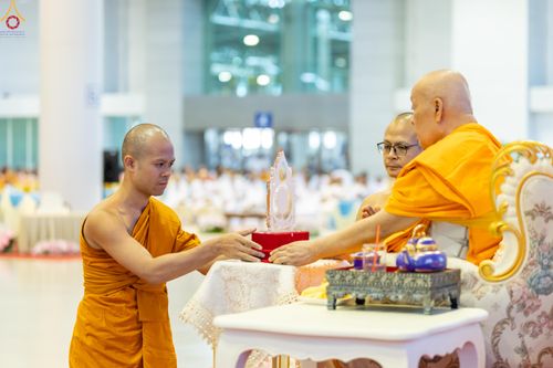 ภาพ No.342228:วันอาทิตย์ที่ 2 สิงหาคม พ.ศ.2569 พิธีมุทิตาสักการะพระภิกษุ  ผู้สอบได้เปรียญธรรม 9 ประโยค ระดับโลก ปีที่ 38, พิธีมอบโล่เกียรติยศ และทุนการศึกษา สำนักเรียนบาลีดีเด่นทั่วประเทศ ณ สภาธรรมกายสากล วัดพระธรรมกาย