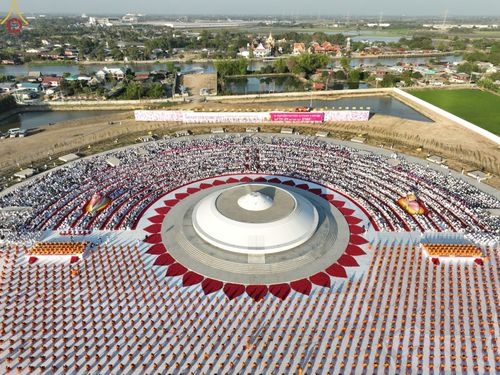 ภาพ No.74775:พิธีตักบาตรพระธรรมยาตราฯ ในโครงการธรรมยาตรากตัญญูบูชา มหาปูชนียาจารย์ พระมงคลเทพมุนี(สด จนฺทสโร) พระผู้ปราบมาร ปีที่ 11 ณ อนุสรณ์สถานลำดับที่ 5 สถานที่เผยแผ่วิชชาธรรมกายครั้งแรก อนุสรณ์สถานบางปลา วัดบางปลา อ.บางเลน จ.นครปฐม วันที่ 29 มกราคม พ.ศ. 2566