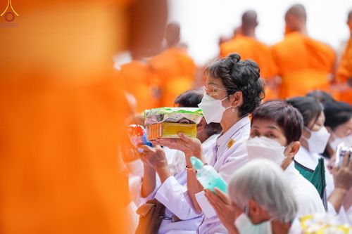 ภาพ No.69724:พิธีตักบาตรพระธรรมยาตราฯ ในโครงการธรรมยาตรากตัญญูบูชา มหาปูชนียาจารย์ พระมงคลเทพมุนี(สด จนฺทสโร) พระผู้ปราบมาร ปีที่ 11 ณ อนุสรณ์สถานลำดับที่ 1 สถานที่เกิดด้วยรูปกายเนื้อ อนุสรณ์สถานมหาวิหารพระมงคลเทพมุนี อ.สองพี่น้อง จ.สุพรรณบุรี