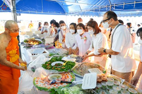 ภาพ No.74651:พิธีถวายภัตตาหารเป็นสังฆทาน แด่คณะพระธรรมยาตราฯ ในโครงการธรรมยาตรากตัญญูบูชา มหาปูชนียาจารย์ พระมงคลเทพมุนี(สด จนฺทสโร) พระผู้ปราบมาร อนุสรณ์สถาน 7 แห่ง ปีที่ 11 วันที่ 28 มกราคม พ.ศ. 2566