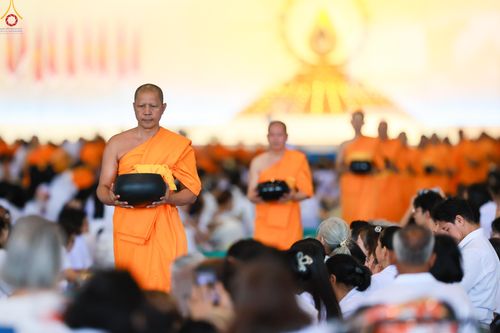 ภาพ No.337636:วันอาทิตย์ต้นเดือน 5 กรกฎาคม พ.ศ.2569 พิธีตักบาตรข้าวสารอาหารแห้ง  ณ บ้านแก้วเรือนทองคุณยายฯ วัดพระธรรมกาย